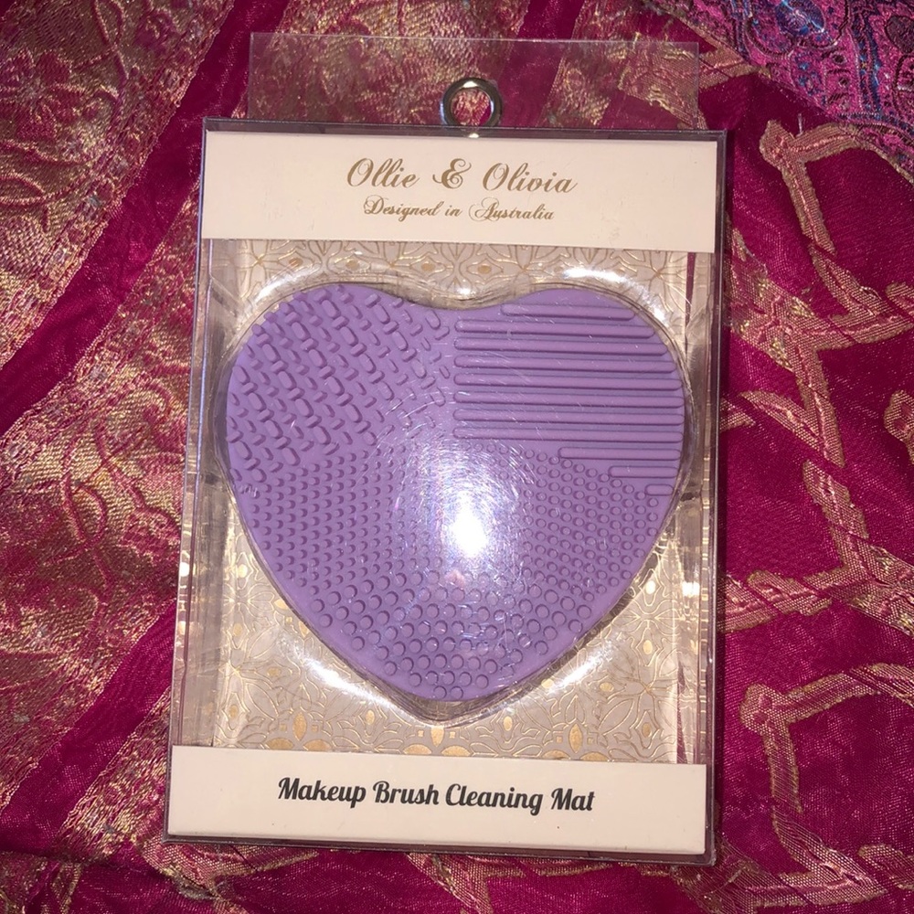 Ollie & Olivia makeup brush cleaning Mat